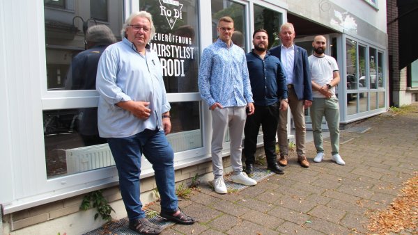 Freuen sich über die mithilfe von Fördermitteln frisch sanierte Fassade des Hauses 42 in der Mittelstraße: (von links) Eigentümer Thomas Gerber, Marvin Rösch von der Gemeinde Extertal, Friseur Rodi Anez, Bürgermeister Frank Meier und Friseur Riwan Anez. - © Nadine Uphoff