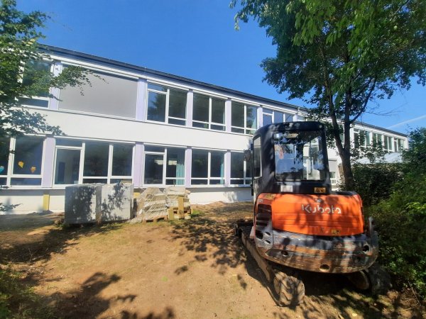 Während der Sommerferien wurde die östliche Fassade der Grundschule saniert. Die neuen Fenster können nun auch mit einem elektronischen Sonnenschutz abgedunkelt werden. - © Michaela Weiße(LZ)