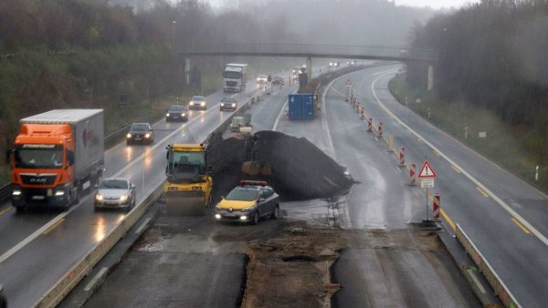 Immer noch nicht fertig: Autofahrer müssen auf der A33 in Schloß Holte-Stukenbrock weiterhin Geduld aufbringen. - © Sigurd Gringel