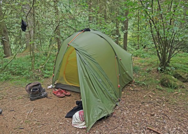 Lager wie diese finden Mitarbeiter des Landesverbandes und Aktive der Schutzgemeinschaft Externsteine regelmäßig ein bis zwei Mal pro Woche mitten im Wald. Manchmal sieht es auch noch viel schlimmer aus, weiß Revierförster Jens Tegtmeier. - © Robin Jähne