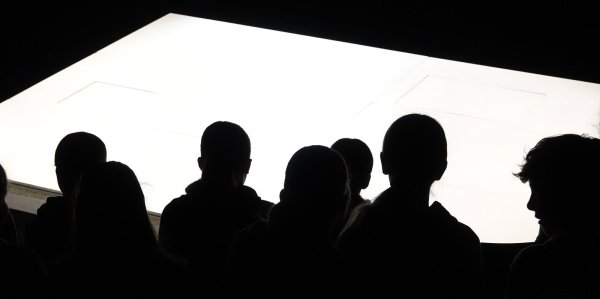 Karge Bühne, junges Theater: 60 Plätze hat die Bahnhofstraße 1 in Detmold - hier war eine 7. Klasse des Lemgoer MWG zu Gast. "Wutschweiger" verzichtet auf viel Equipment, die Bühne ist quasi nur ein großes Planquadrat aus Holz. - © Axel Bürger