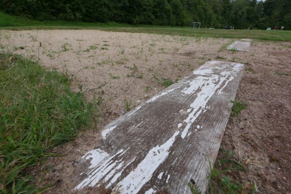 Unkraut wuchert, der Sand ist dreckig: Die Sprunggrube am Eggestadion bietet einen traurigen Anblick. - © Jost Wolf