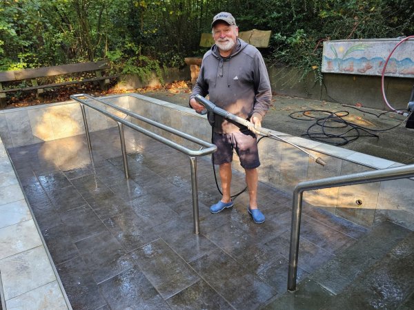 Frank Wöstenfeld pflegt seit vielen Jahren das Tretbecken in Hörste. Einmal in der Woche steht die Grundreinigung an, täglich wird kontrolliert, ob alles in Ordnung ist. Und weil das Wetter gut bleibt, soll die "Storchengang"-Saison noch eine Woche verlängert werden. - © Astrid Sewing
