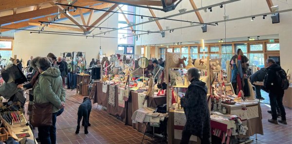 Die Räume des Ziegeleimuseums sind etwas umgebaut worden, mehr Aussteller konnten beim "Weihnachtsglanz" ihre handgefertigten Produkte anbieten. - © Tamina-Shirin Marten