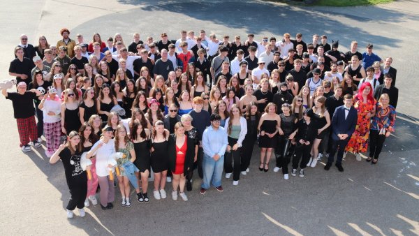 Zum letzten Mal gemeinsam: Als Erinnerung an die zurückliegenden fünf Jahre versammelten sich die 143 Schülerinnen und Schüler der Sekundarstufe I zu einem Foto vor dem Gebäude der Felix-Fechenbach-Gesamtschule. Foto: Knut Dinter - © Knut Dinter