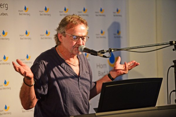 Jörg Becker hielt dem Publikum im Kurtheater den Spiegel vor. - © Nicole Ellerbrake