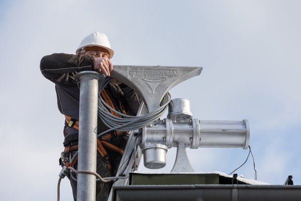Ein Monteur der Firma Sonnenburg Electronic AG befestigt eine neue Sirene auf dem Dach des Bildungshauses Weerth-Schule. Seit 2016 sind im Stadtgebiet weitere Anlagen installiert worden. - © Archivfoto: Torben Gocke