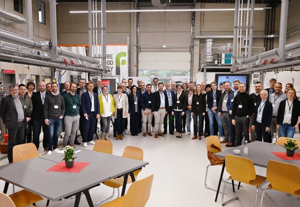 Die Teilnehmer aus Unternehmen, Netzwerkverbänden und verschiedenen Forschungsinstitutionen waren beim dritten Fokustag in der "Future Food Factory OWL" mit von der Partie. - © TH OWL
