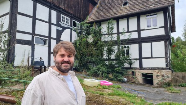 Henning Fritzemeier will wieder Leben in den Noltehof bringen. Hier ´hat er als Kind oft bei seinen Großeltern die Ferien verbracht. - © Marianne Schwarzer