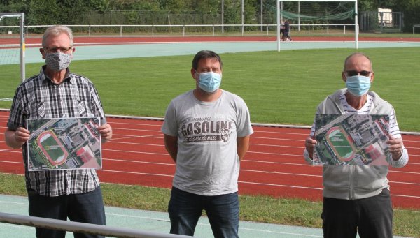 Kreisvorsitzender Gottfried Dennebier (von links), Frank Mölling vom TuS Kachtenhausen und Hartmut Tegeler, Vorsitzender des Kreisfußball-Ausschusses, haben sich viele Gedanken gemacht und gehen mit gutem Beispiel voran. Sie freuen sich auf das Pokalendspiel am Sonntag in Lage. - © Sebastian Lucas