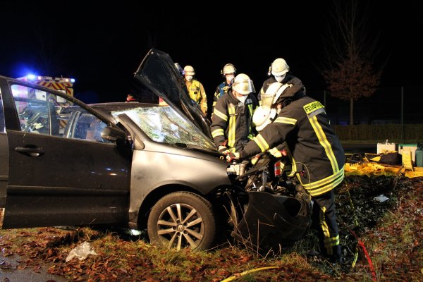 <p>Die Einsatzkräfte der Feuerwehr öffnen nach dem schweren Unfall auf der Heerserheider Straße in Bad Salzuflen den Motorraum des VW Polos, um die Batterie abzuklemmen.</p> 
- © Daniel Hobein / Feuerwehr Bad Salzuflen