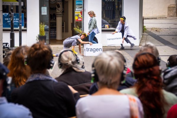 Die Künstlergruppe Eléctrico 28 feierte mit "The Frame" zum Auftakt des Detmolder Straßentheaterfestivals eine Deutschlandpremiere. Das vorbeiziehende Stadtleben stand dabei im Fokus der Performance. - © Raphael Bartling