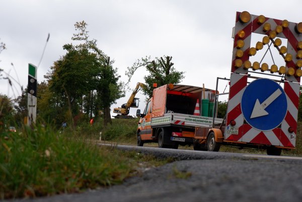 Anfang 2021 soll für die B66, Ortsumgehung Barntrup der Streckenbau beginnen und vorher muss das erforderliche Baufeld geräumt werden. Dazu gehört das Abschieben des Oberbodens auf etwa drei Kilometer Länge und das Entfernen des Bewuchses. - © Lorraine Brinkmann