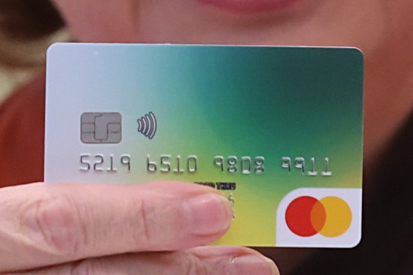 Fluch oder Segen? Mit der Bezahlkarte will der Staat besser kontrollieren, wofür Geflüchtete ihr Geld ausgeben können. - © picture alliance/dpa