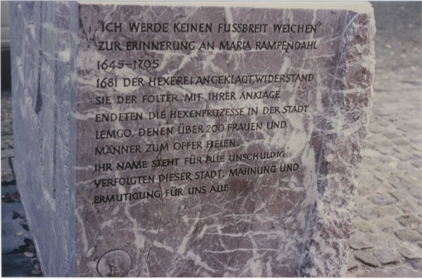 Der "Stein des Anstoßes" steht seit 30 Jahren zwischen Rathaus und Nicolaikirche. - © Stadt Lemgo