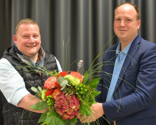 Dem frisch gekürten Bürgermeisterkandidaten Christoph Dolle (r.) gratuliert SPD-Stadtverbandsvorsitzender Thorsten Klatt van Eupen und überreicht ihm einen Nelkenstrauß. - © SPD Stadtverband Blomberg