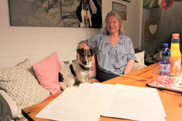 „Cedric“ bleibt immer eng bei seinem Frauchchen Renate Painter. Nach der Beißattacke von zwei großen Mischlingen in Detmold, bei der beide schwer verletzt wurden, ist der Terrier sehr viel ängstlicher geworden. Foto: Astrid Sewing - © Astrid Sewing
