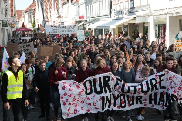 Im Herbst 2019 ziehen 600 Menschen bei „Fridays for Future" durch die Mittelstraße. Archivfoto. - © Carolin Brokmann