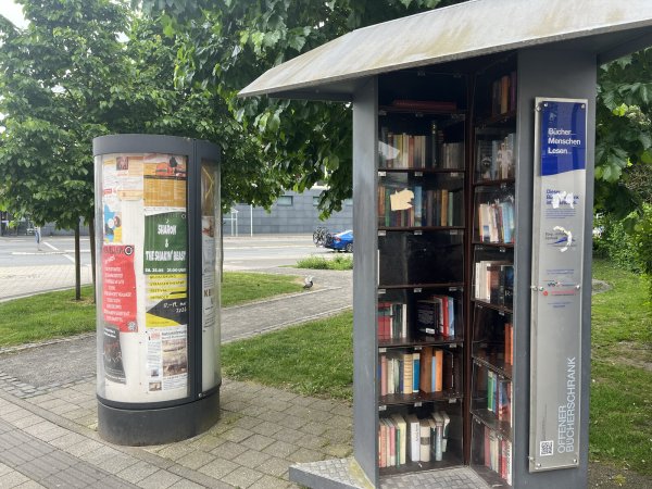 Ein Bild aus besseren Tagen: Der Bücherschrank am Hasselter Platz ist beschädigt worden und befindet sich zurzeit in Reparatur. - © Bürgerstiftung Detmold