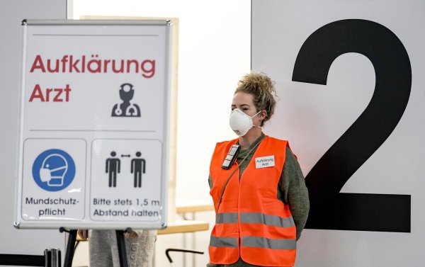 <p>Nora Lübeck, Assistentin der Geschäftsführung der Messe Husum, wartet bei der Vorstellung der Impfstraße in einem künftigen Corona-Impfzentrum in den Messehallen auf den Beginn eines Durchlaufs. </p> 
- © dpa
