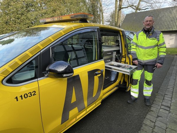 Der Straßenwachtfahrer Mike Schmidt ist seit 2008 als gelber Engel für den ADAC in OWL im Einsatz. - © Carolin Nieder-Entgelmeier