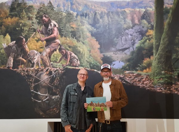 André Sedlaczek und Christian Tielmann lesen im Museum aus ihrem neuen Comicbuch „Durch Stein & Zeit - Eine Zeitreise ans Ende der lippischen Steinzeit“. - © Lippisches Landesmuseum Detmold