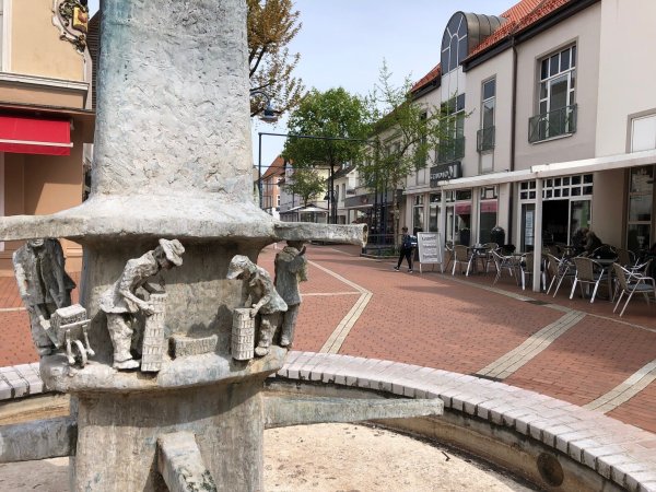 Der Marktplatz mit dem Zieglerbrunnen (im Vordergrund) und die Bergstraße (im Hintergrund) sollen neu gestaltet werden. - © Thomas Reineke