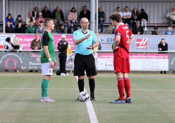 Die Kapitäne bei der Seitenwahl: Daniel Nadig (links) und der TSV Oerlinghausen empfangen den Post-TSV Detmold, Rouven Schulz und der TuS Lipperreihe die SpVg Steinhagen. - © Oliver König