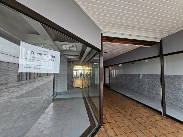 In Lage gibt es einige Leerstände, manche schon länger. Darum soll die Innenstadt attraktiver gestaltet werden, damit mehr Menschen hier einkaufen und es für Gewerbetreibende interessanter wird. - © Astrid Sewing