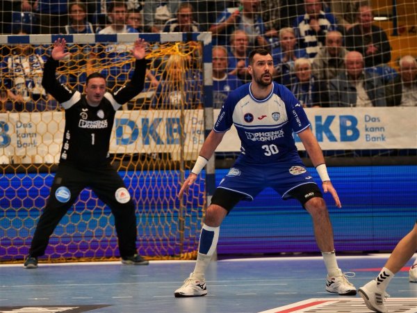 78 Jahre Verhinderungstaktik: Torhüter Borko Ristovski (40) und Gedeon Guardiola (38) spielten schon zusammen bei den Rhein-Neckar Löwen. Foto: Jörg Hagemann - © Jörg Hagemann