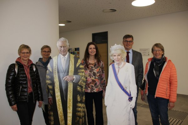 Freuen sich auf die englische Woche und die British Crime Night: Roswitha Heinz, Michaela Jahnke-Witter, Eva-Maria Allert, Michael Biermann und Elisabeth Knuth vom Förderverein Stadtbücherei Lage (von links) zusammen mit Charles III. und Ehefrau Camilla. - © Stadt Lage