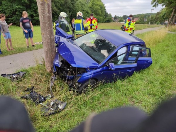 Aus medizinischen Gründen ist ein junger Mann mit dem Auto auf dem Schwelentruper Weg verunglückt. Er wurde schwer verletzt und mit dem Rettungswagen ins Krankenhaus gebracht. - © Florian Weihs/Feuerwehr Dörentrup