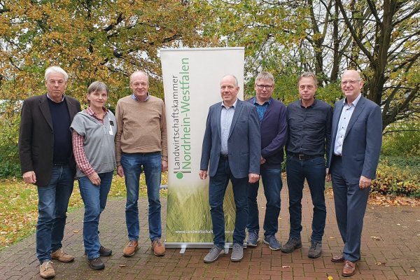 Die neue Kreisstelle Lippe: Friedrich Niedermeier, Britta Petercord, der stellvertretende Kreislandwirt Bernd Hameier, Kreislandwirt Friedrich Gütschleg, Thorsten Mühlenhof, Frank Lauhöfer und Landwirtschaftskammer-Präsident Karl Werring (von links). - © Landwirtschaftskammer