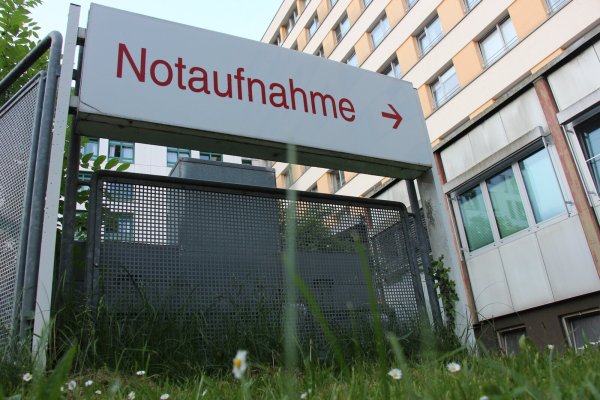 Ende 2019 bringt ein Rettungswagen eine kranke 12-Jährige in der Notaufnahme des Klinikum Lippes. Das Mädche wird über Nacht stationär aufgenommen, die Mutter weicht nicht von seiner Seite. Elf Stunden später ist das Kind tot. Nun muss sich das damals behandelnde Klinik-Personal wegen fahrlässiger Tötung vor dem Amtsgericht verantworten. - © Janet König