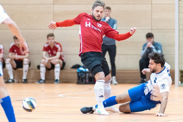 Intensiv: Kevin Sömmer (links) vom TuS Lipperreihe wird von SG Bentorf/Hohenhausen-Akteur Jonas Ramadan (rechts) hart attackiert. - © Egon Penner(LZ)