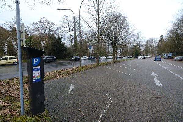 An der Paderborner Straße werden künftig viele Parkplätze wegfallen - schlecht für Besucher von Veranstaltungen im Konzerthaus und im Sommertheater. Ein Parkdeck an dieser Stelle mit 145 Stellflächen könnte für Kompensation sorgen. - © Sven Koch