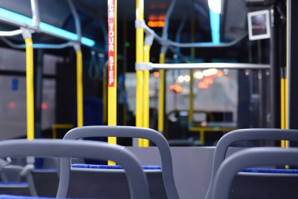 Er riss mit seinem Fahrzeug einen Poller aus der Betonverankerung und ging am nächsten Tag zur Polizei, um mit dem Finger auf andere zu zeigen. - © Symbolbild: Pixabay