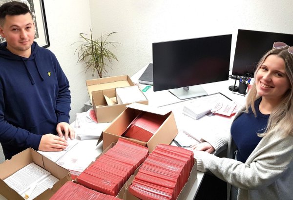 Azubis der Gemeinde Schlangen sortieren die Wahlbriefe. - © Gemeinde Schlangen