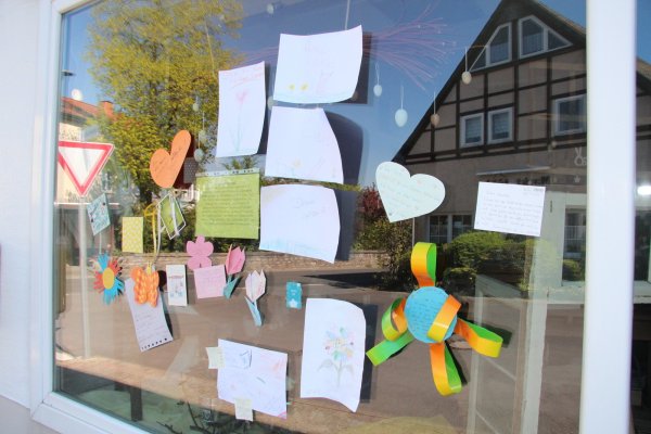 Übersät von Zetteln mit Dankesbotschaften sind die beiden Schaufenster des Blumengeschäfts in Heiden. - © Cordula Gröne