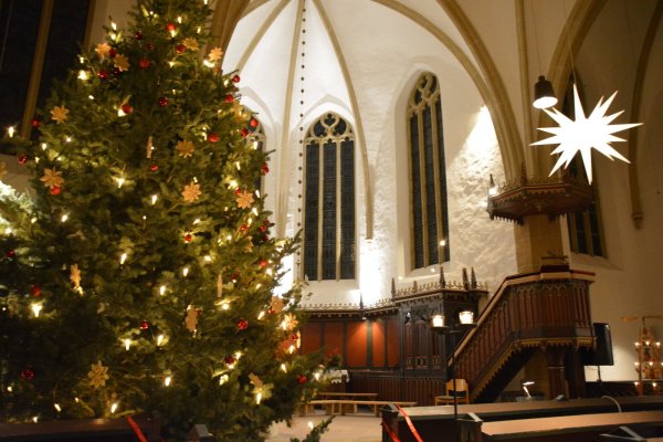 Weihnachtliche Stimmung in der Alexanderkirche – aber nur unter Beachtung der Corona-Schutzregeln. - © Karin Prignitz