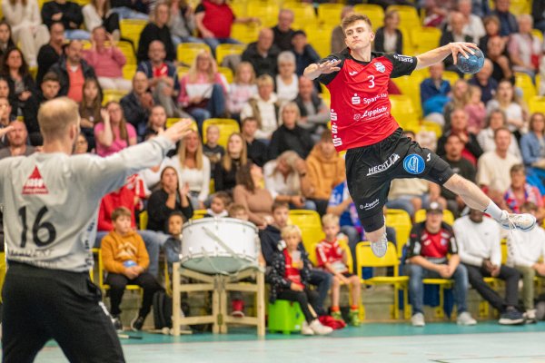 Sprunggewaltig: THL-Akteur Malte Runge steigt auf und überwindet in dieser Szene den Wilhelmshavener Torhüter Konstantin Madert. - © Egon Penner