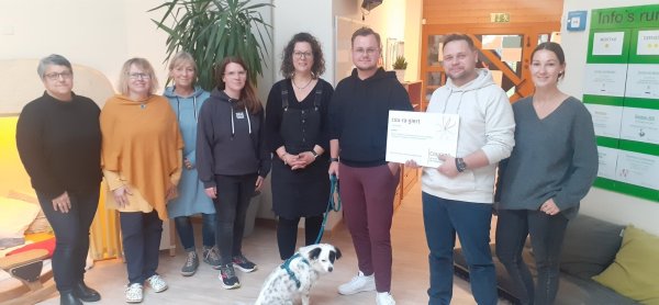Jason Jochem (3. v. r) und Kevin Koler (2. v. r.) überreichen die Courageplakette an die Kindertagesstätte Leopoldshöhe; auch mit dabei Trauerhund Bella Foto: Till Neuhaus - © Till Neuhaus