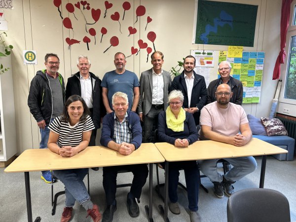 Freuen sich über den Erfolg der Lernhilfe an der Geschwister-Scholl-Schule: (hinten, von links) Oliver Müller und Martin Christian Vogel (Lions Club Detmold-Residenz), Schulleiter Christoph Trappe, Kay Sandmann-Puzberg, Alexander Wolf, Dr. Karl-Hans Schlossstein (in Vertretung seines Sohnes Phillip) sowie (vorn, von links) Lehrerin Julia Stein, Rolf Winter und Elke Rolf (Bürgerstiftung Detmold) und Lehrer Christoph Krull. - © Bürgerstiftung Detmold