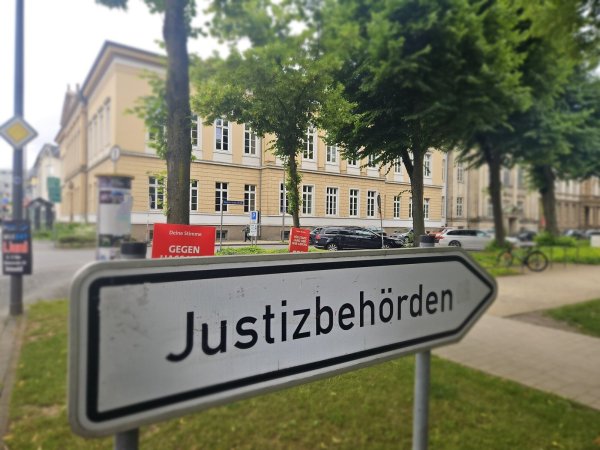 Der Mammutprozess ist aufgetrennt worden. Am Dienstag sitzt eine ehemalige Kanzleimitarbeiterin allein auf der Anklagebank. - © Janet König