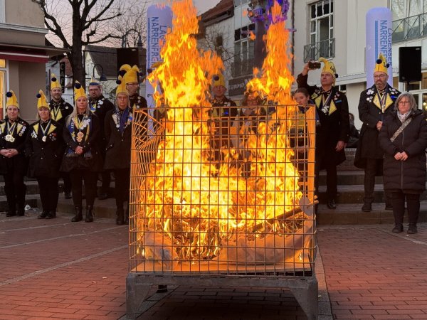 Der Lümmel geht auf dem Marktplatz in Flammen auf. - © Sandra Castrup