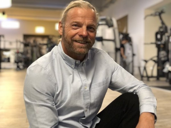 Endlich wieder stabil geöffnet. Thomas Kruse kann im Buena-Vista-Studio in Lemgo wieder lachen und hat jetzt auch den Doktortitel in der Tasche – dank Corona in Rekordzeit. - © Till Brand