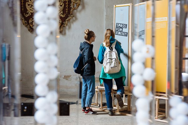 Die Ausstellung "Exit Racism" führt Jugendliche und Erwachsene durch interaktive Stationen an das Thema Islamfeindlichkeit und antimuslimischen Rassismus heran. - © Bildrechte: Kirchengemeinde Horn