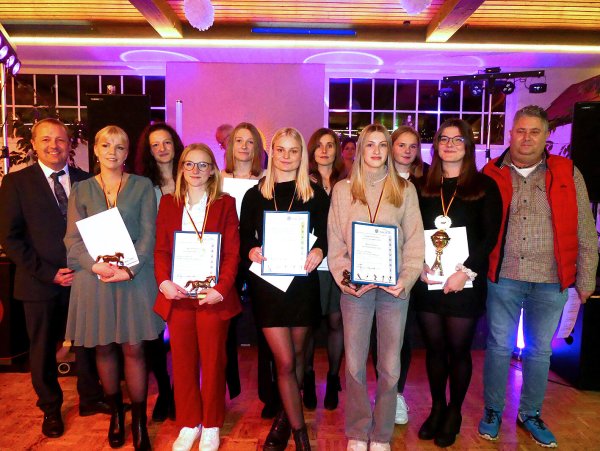 Die Damen des Reit- und Fahrvereins Kalletal mit Bürgermeister Mario Hecker (links) und Timo Müller, Kassenwart des Gemeindesportverbandes. - © Rudi Rudolph