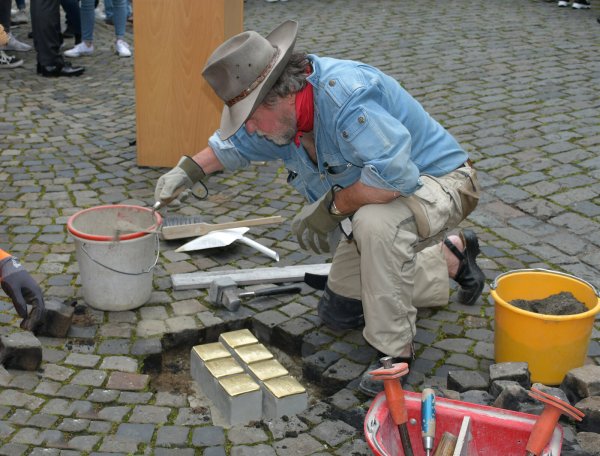 Zeichen des Erinnerns: Der Künstler Gunter Demnig verlegt die Stolpersteine, wie auf dem Bild, das in Rietberg entstanden ist, nach Möglichkeit selbst. So will er es auch in Oerlinghausen halten. Er ist dann 77 Jahre alt. Archivfoto: Birgit Vredenburg - © Birgit Vredenburg