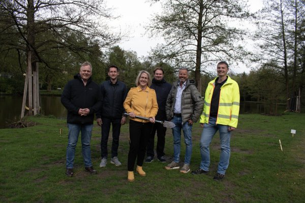 Kurdirektor Thorsten Brandt, Landschaftsarchitekt Matthäus Janczyk, Bad Meinberg-Vorsitzende Diana Vorndamme, Bad Meinberg-Mitglied Fabian Roll, Thomas Grytz von Galabau Grytz und Tobias Nolting als Vertreter der Stadt (von links) haben den symbolischen Spatenstich für den Motorikpfad im Bad Meinberger Seekurpark gesetzt. - © Stadt Horn-Bad Meinberg
